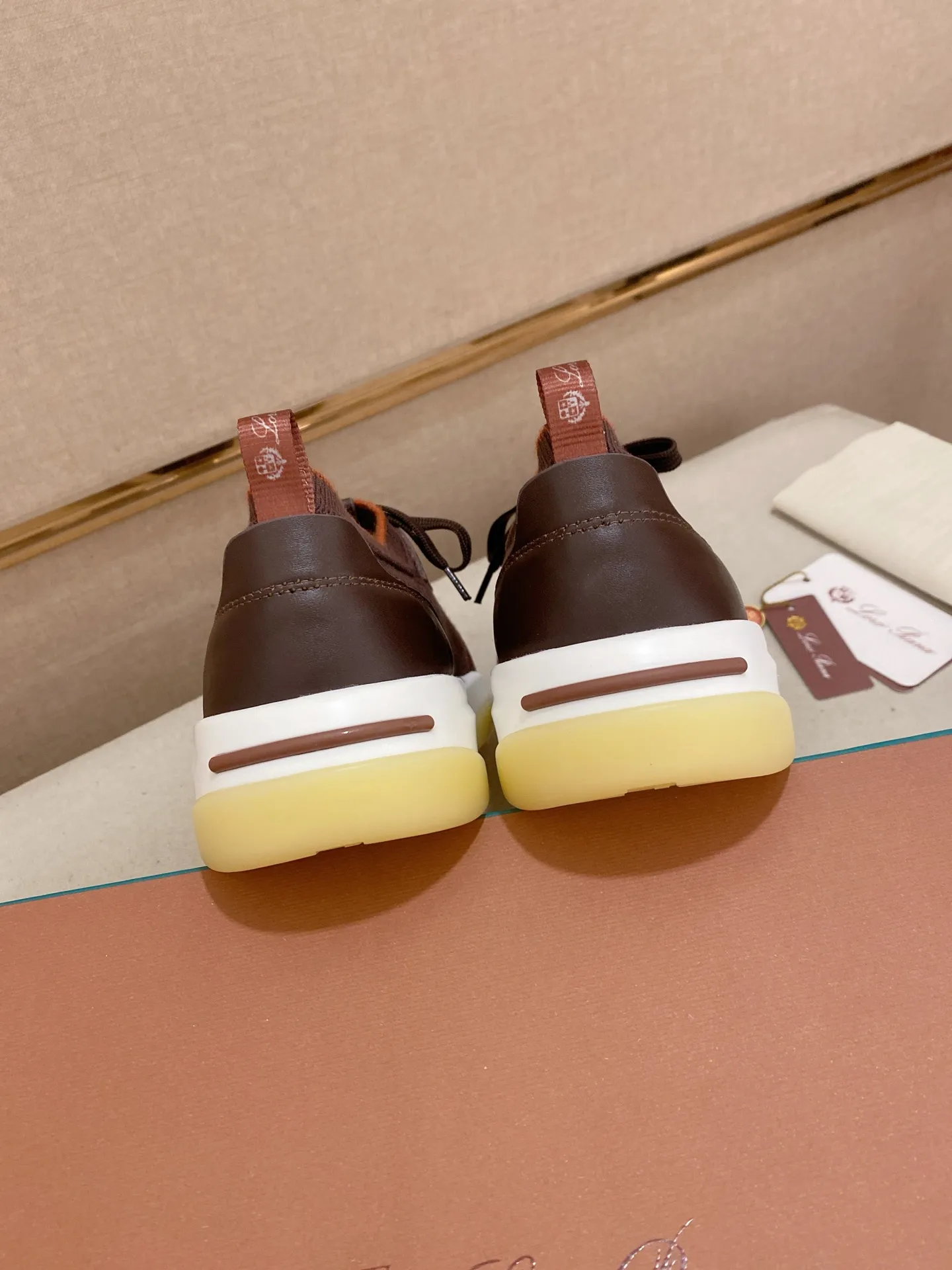 Men's shoes💰: 540💰🔥𝐥𝐨𝐫𝐨 𝐏𝐢𝐚𝐧𝐚 lp classic loafers, an Italian treasure brand, the only brand that can match Hermès! Only after wearing it do we realize that we can’t live up to our feet. The upper is made of imported first-layer cowhide with breathable fly-knit fabric, water-dyed cowhide foot pads, and the official original glass rubber outsole and pendant. Exclusive original packaging (tag ➕ brand paper ➕ outer box ➕ hand bag) code number: 38-44. Can be customized 45-46